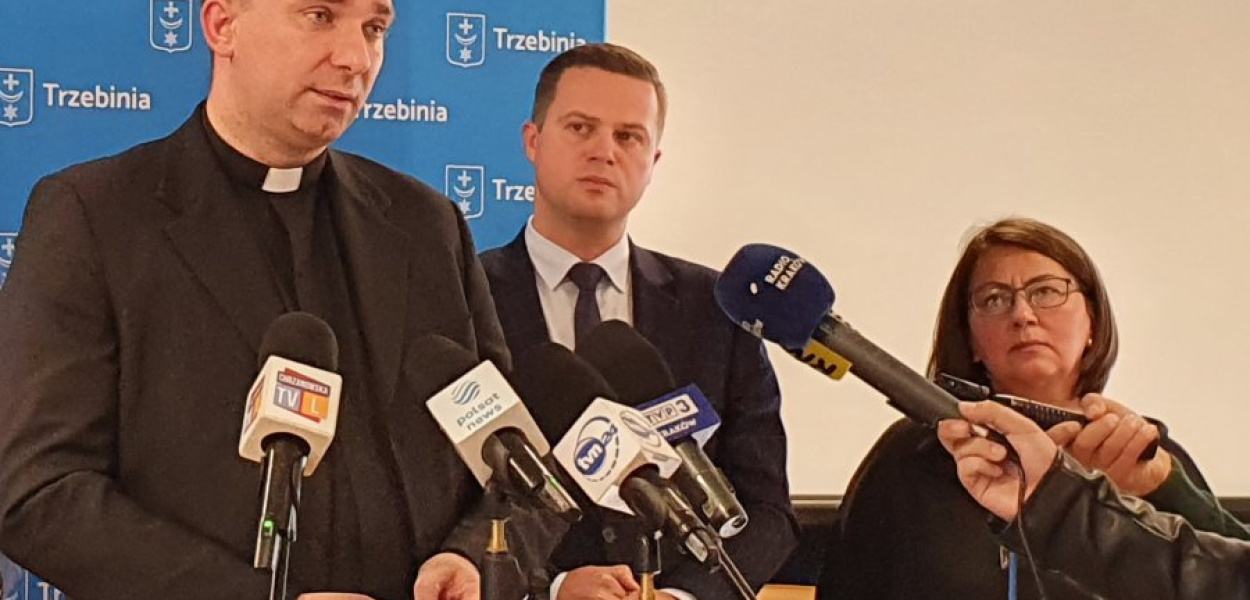 Ks. Łukasz Michalczewski, rzecznik krakowskiej Kurii Metropolitarnej, wicestarosta Bartłomiej Gębala i Beata Majkrzak, dyrektor Sanepidu w Chrzanowie