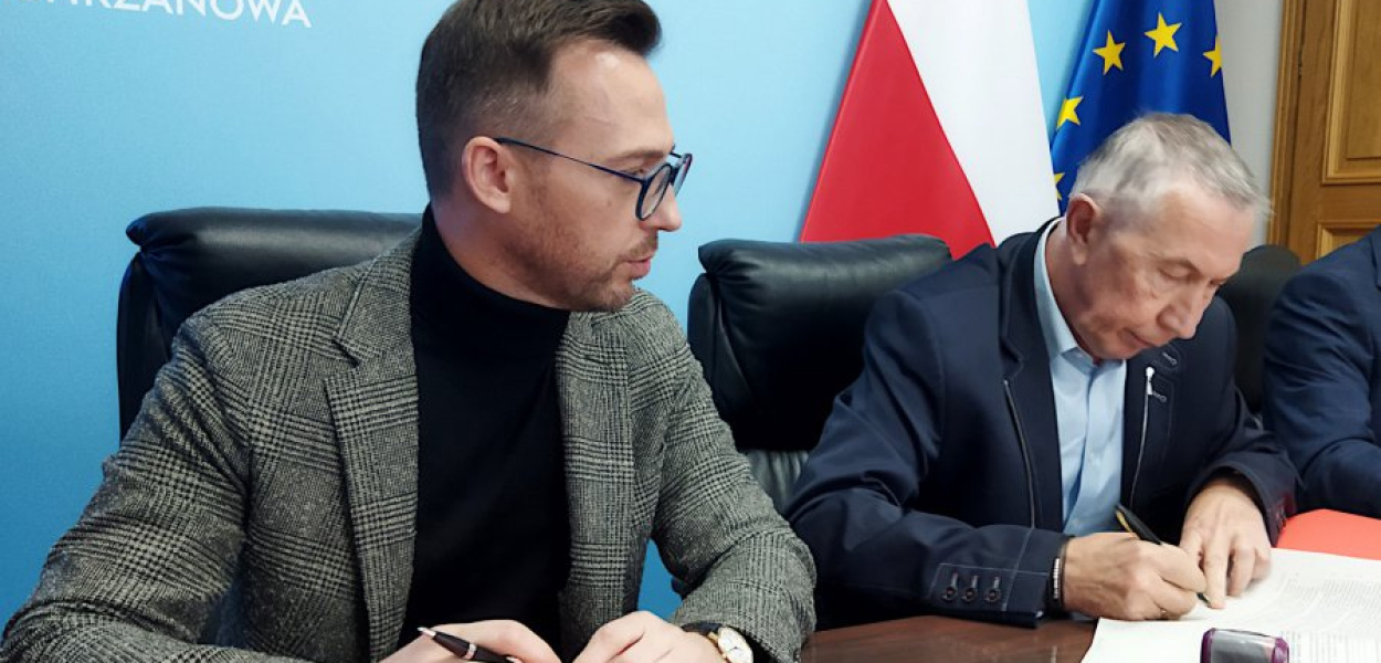 Podpisanie umowy na rozbudowę podstawówki w chrzanowskim Kościelcu. Od lewej: burmistrz Chrzanowa Robert Maciaszek i Paweł Karpiński, wiceprezes firmy Kartel