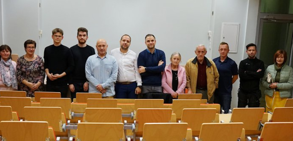 Nowa Rada Osiedla Północ-Tysiąclecie w Chrzanowie (od lewej): Mariusz Ryńca, Dorota Radym, Halina Kozub, Maciej Nowak, Mateusz Ostrowski, Rafał Gaj, Michał Chwaja, Maciej Rak, Jadwiga i Tadeusz Szostek (małżeństwo), Jakub Gawroński, Marcin Ptak, Mirosława Bator, Olga Kostrzewińska. Na zdjęciu brakuje Małgorzaty Bugajskiej