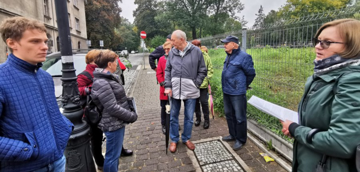 Anna Sadło-Ostafin (z prawej) podczas spaceru &quot;Śladami żydowskich sklepów, gescheftów i małych biznesów&quot; 