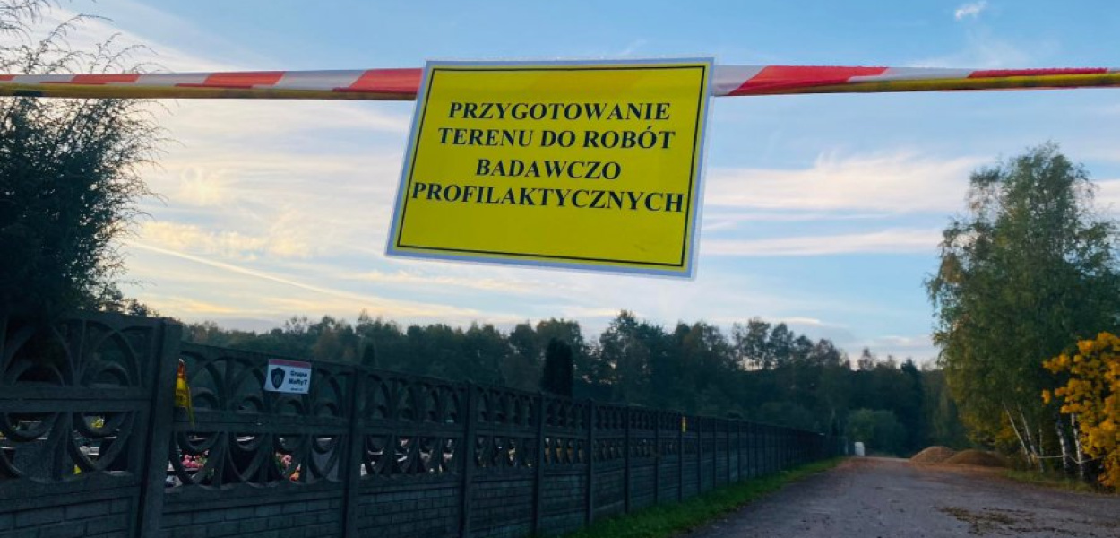 Trzebinia. 5 października, 7:00 rano. Wjazd na przycmentarny parking zagrodzony taśmą