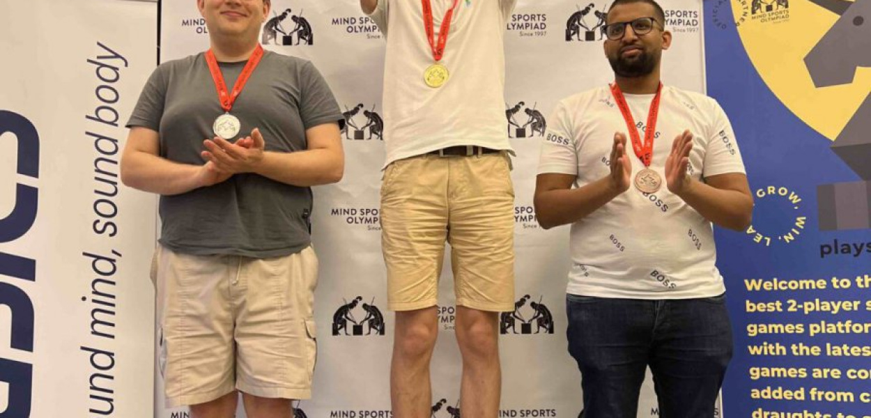 Maciej Brzeski na drugim miejscu podium Pentamind. Fot. mindsportsolympiad.com