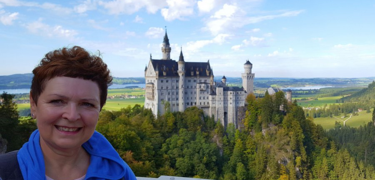 Barbara Babijczuk na tle zamku Neuschwanstein w Niemczech