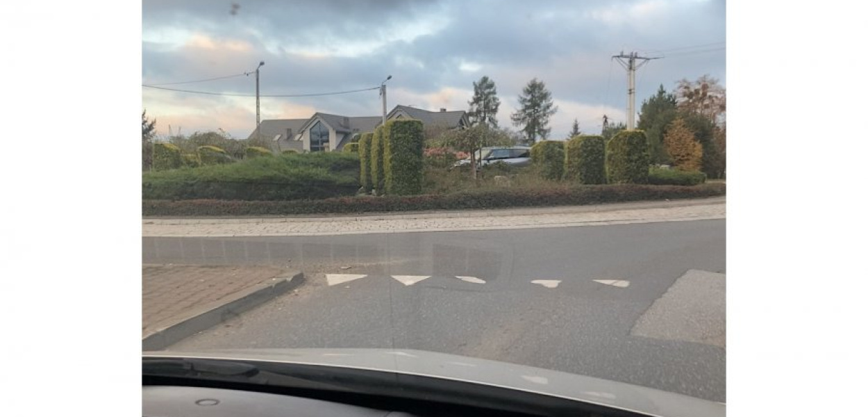 Suzuki na środku ronda w Libiążu. Zdjęcie przysłane przez czytelnika