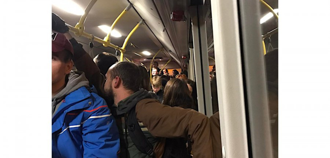 Jeden autobus zastępczy został podstawiony na stacji PKP w Chrzanowie dla pasażerów z całego pociągu
