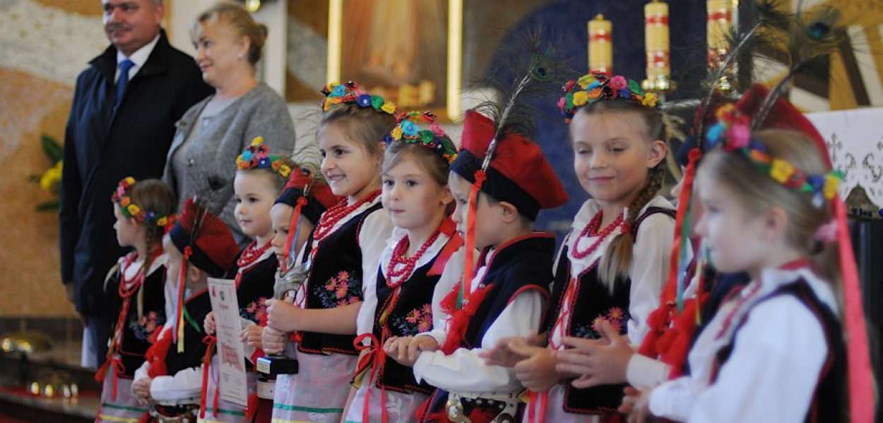 Grupa „Tęczowe Promyczki&quot; zaśpiewała piosenkę „Jak długo na Wawelu&quot;