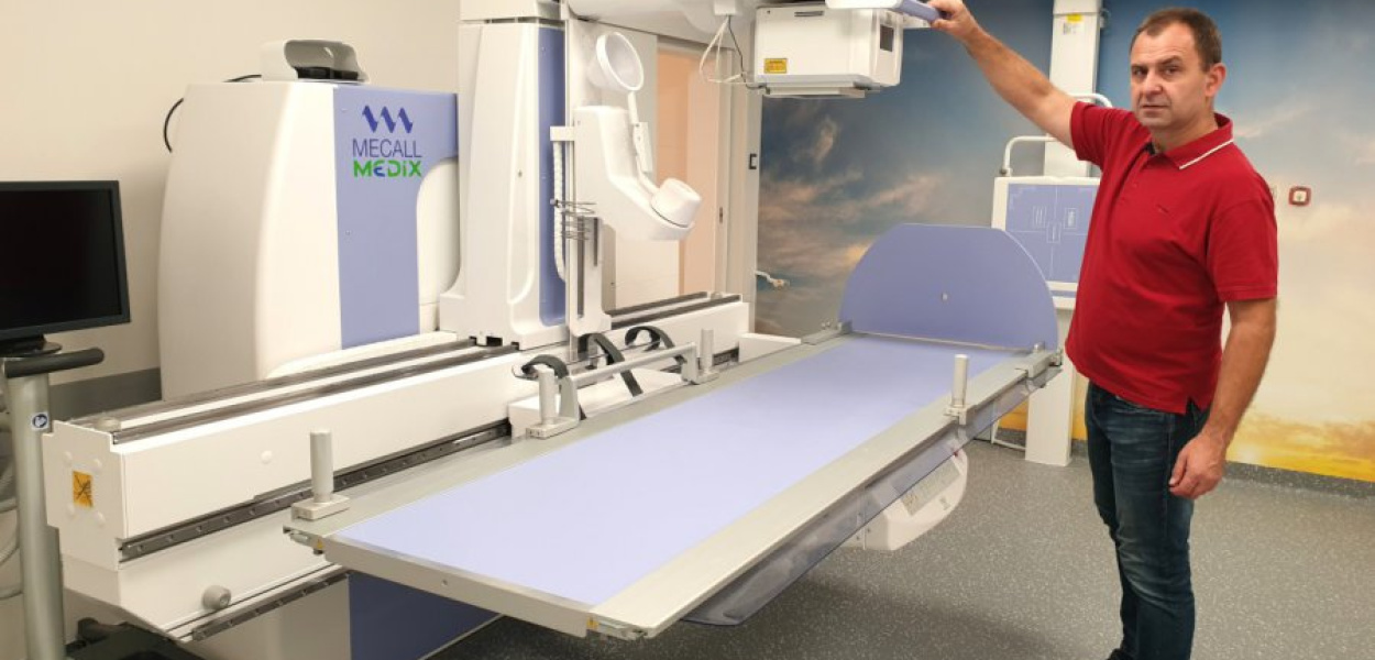Maciej Kozub kierownik zespołu techników elektroradiologii w Zakładzie Diagnostyki Obrazowej w chrzanowskim szpitalu przy nowym aparacie RTG 