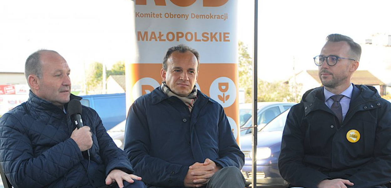 Politycy przy chrzanowskim targowisku (obok Netto): poseł PO Marek Sowa, poseł Nowej Lewicy Ryszard Śmiałek oraz burmistrz Chrzanowa Robert Maciaszek z PL2050