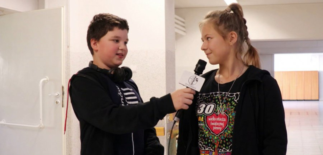 Uczniowie ze szkolnej telewizji Ósemka nagrali filmik dla nauczycieli