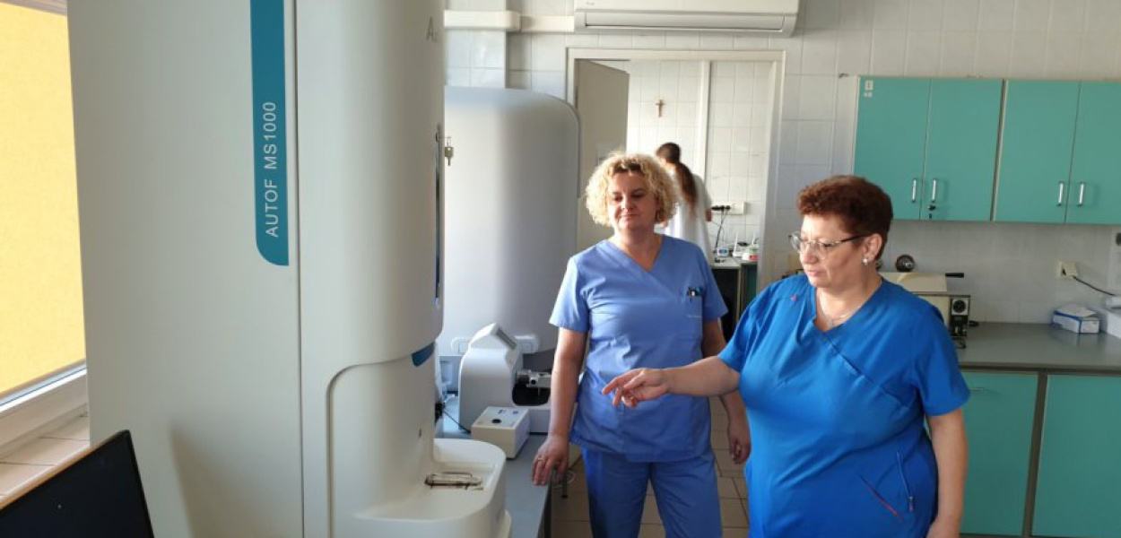 Pracownicy laboratorium w chrzanowskim szpitalu korzystają a nowej aparatury, znacznie szybciej, niż dotychczas wykrywającej bakterie i grzyby
