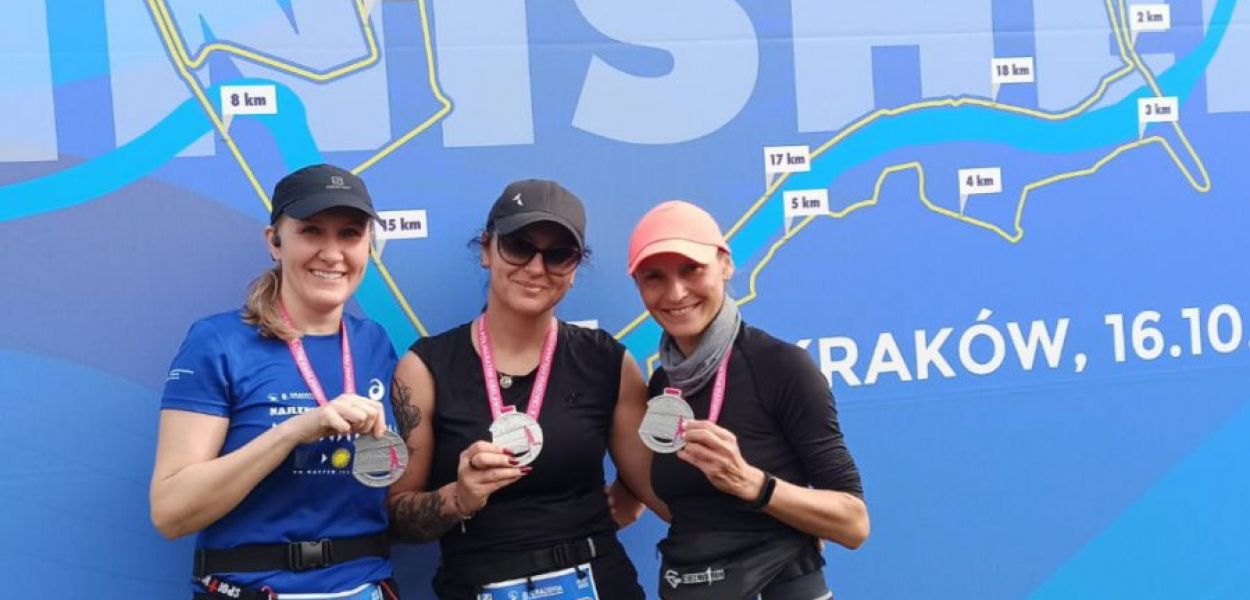 Szczęśliwe biegaczki na mecie Tauron Areny w Krakowie z medalami (od lewej) Agnieszka Wszołek, Agnieszka Laśkiewcz-Pytlik i Elżbieta Braś. Fot. Achiwum prywatne