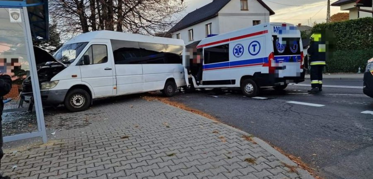 Zderzenie busa i karetki. Fot. Champion Pomoc Drogowa