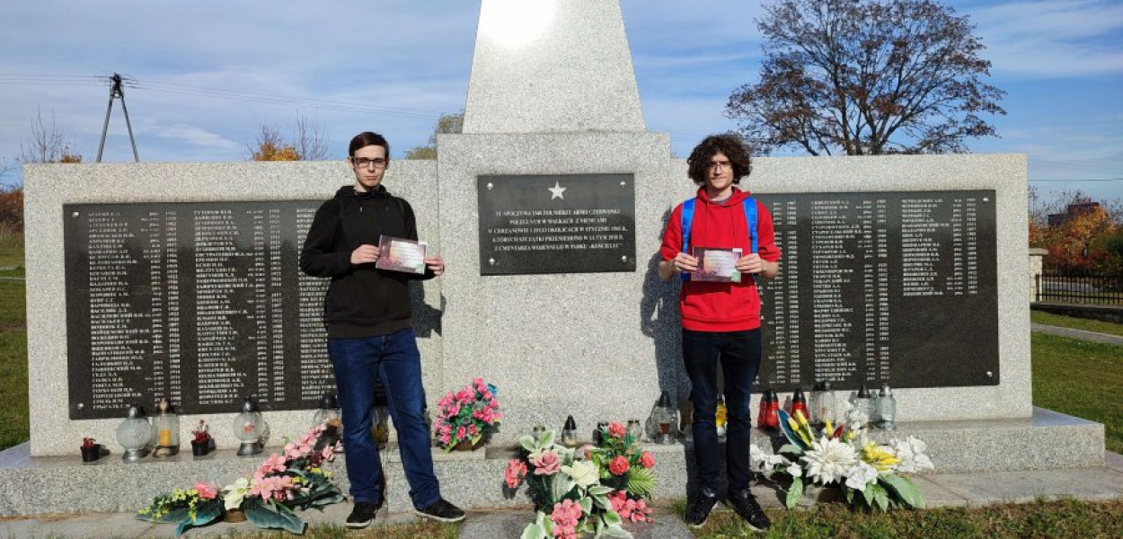 Uczniowie ZSTU w Trzebini odwiedzają groby. Fot. Archiwum szkoły