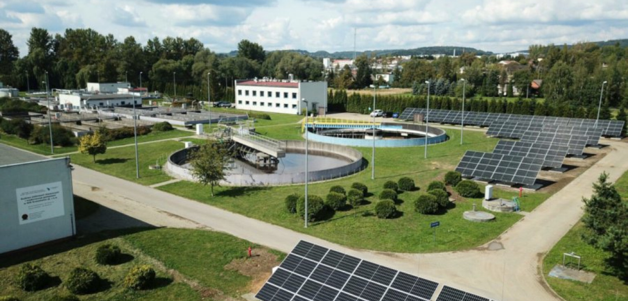 Widok na Centralną Oczyszczalnię Ścieków spółki Wodociągi i Kanalizacja w Krzeszowicach oraz jedną z elektrowni słonecznych. FOT. archiwum WiK