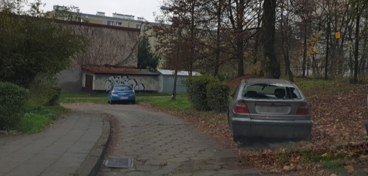 Wrak stojący na trawniku przy drodze między blokami na ul. Broniewskiego w Chrzanowie