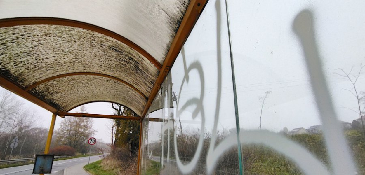 Pobazgrany przystanek autobusowy przy szosie wojewódzkiej 780 w Porębie Żegoty