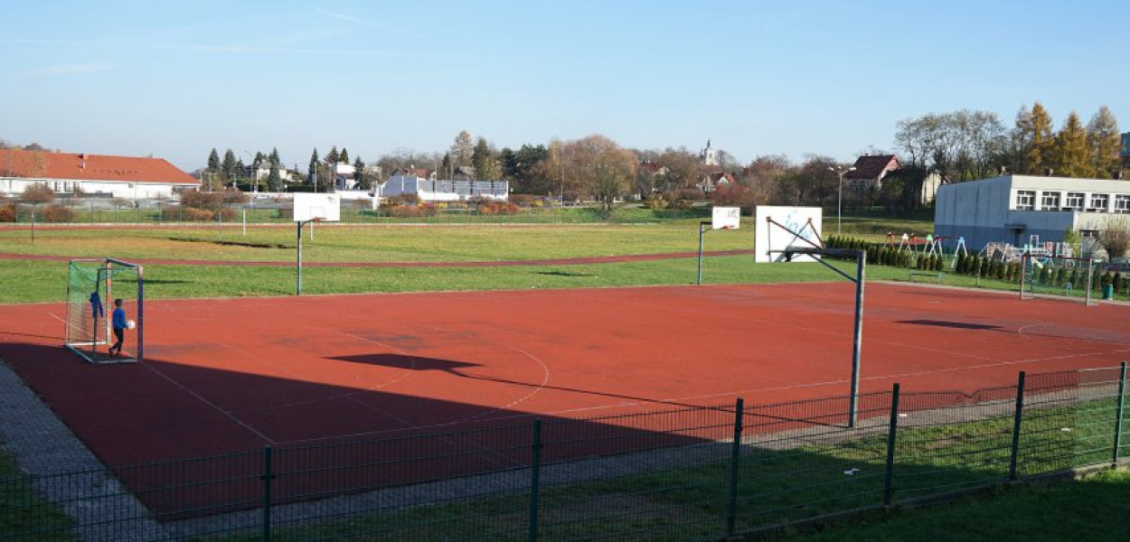 Kompleks sportowo-rekreacyjny przy SP nr 8 i basenie w Chrzanowie musi jeszcze długo poczekać na modernizację