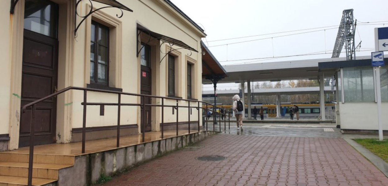 Boczna ściana budynku dworca PKP w Trzebini, gdzie kiedyś funkcjonowała publiczna toaleta