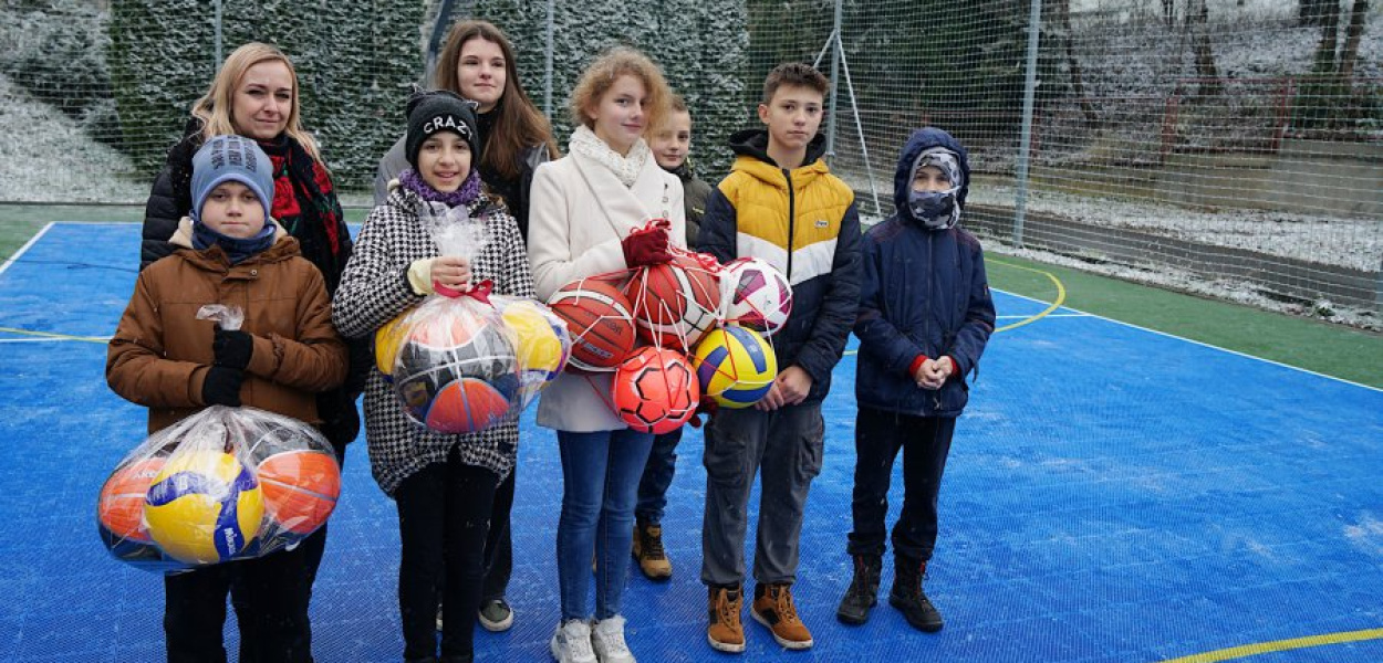 Dyrektorka Natalia Kopeć (z lewej) z uczniami SP w Grojcu