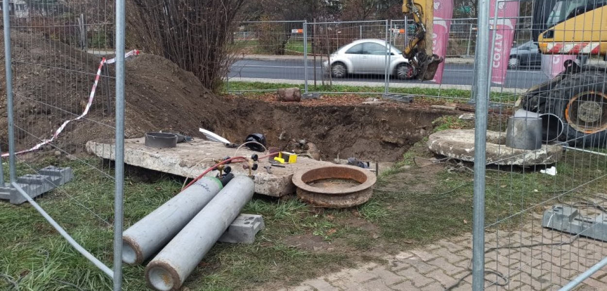 Trwa naprawa sieci ciepłowniczej przy ul. Trzebińskiej w Chrzanowie. Fot. NF