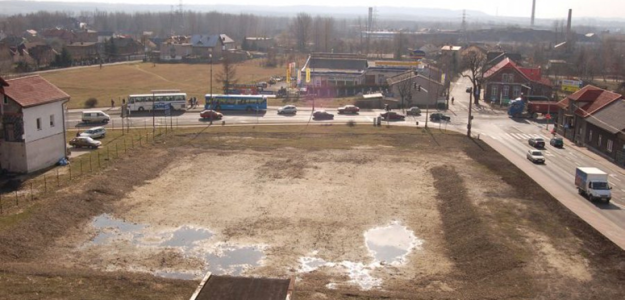 W 2007 roku radni w Trzebini domagali się konkursu na zagospodarowanie działki po Aholdzie. Wtedy jeszcze nie było budynku policji po drugiej stronie