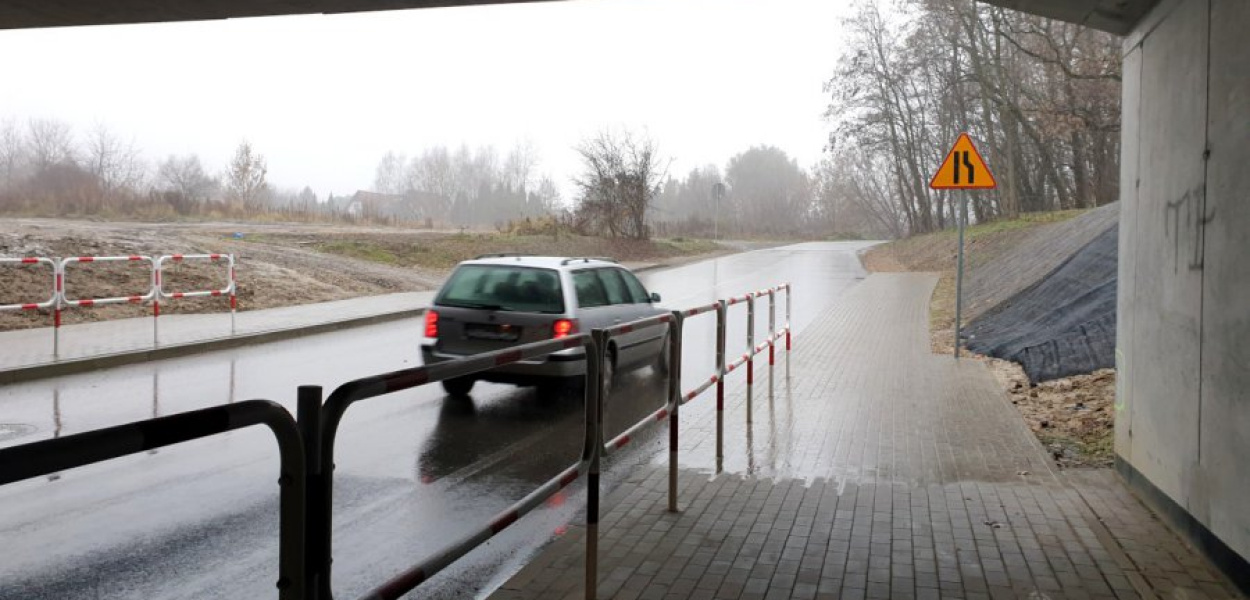 Chodnik kończy się kawałek za wiaduktem nad ul. Zbożową. Potem nie ma ani chodnika, ani lampy