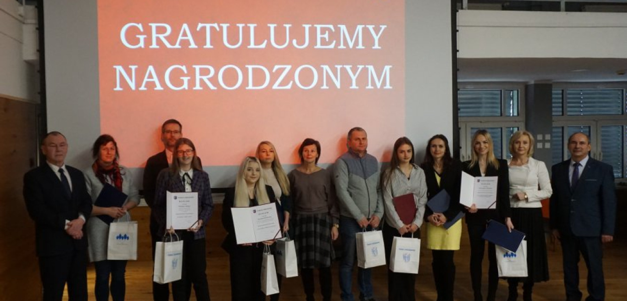 Nagrody starosty dla czterech uczennic szkół średnich w powiecie chrzanowskim. Fot. Starostwo Powiatowe w Chrzanowie