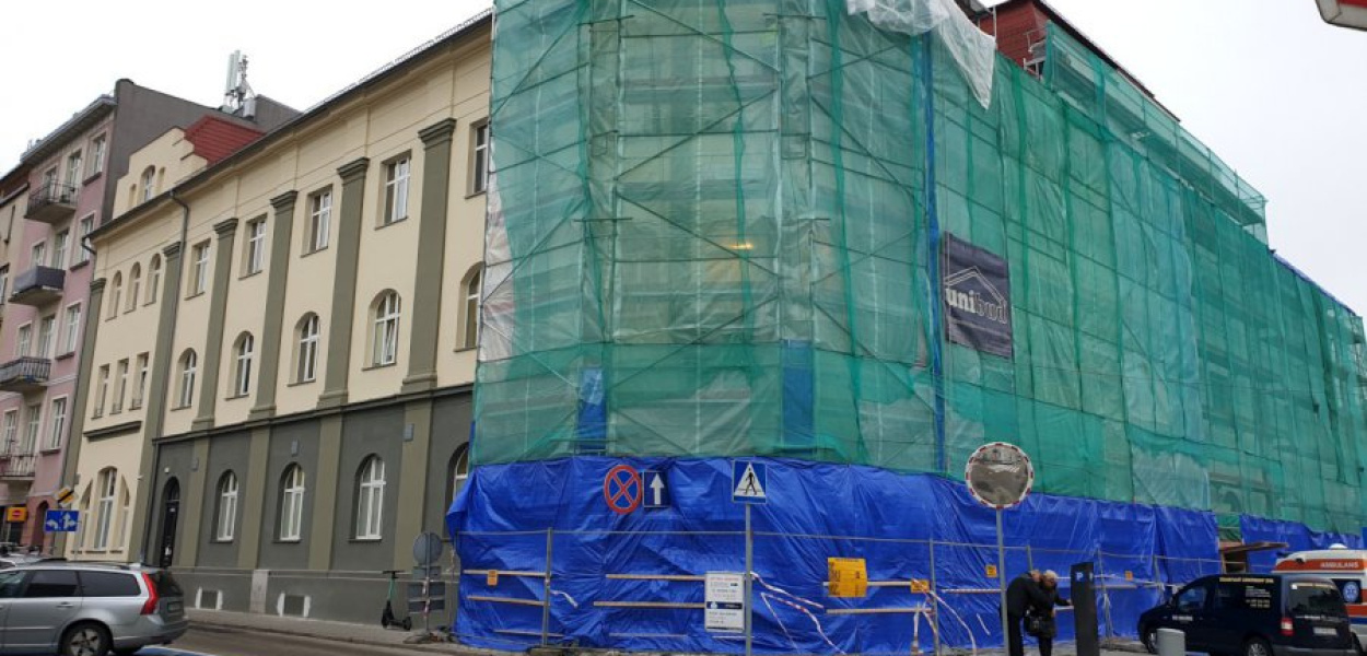 Elewacja przychodni ZLA w Chrzanowie jest już częściowo wyremontowana