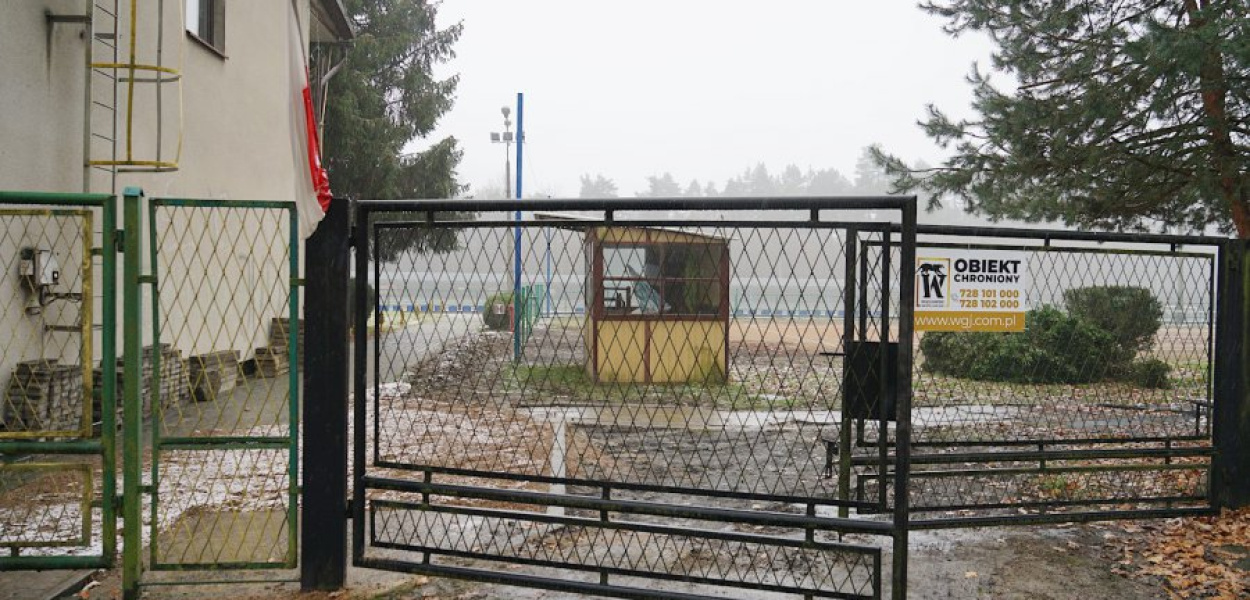 Wejście na stadion sportowy przy ul. Zięby w Alwerni