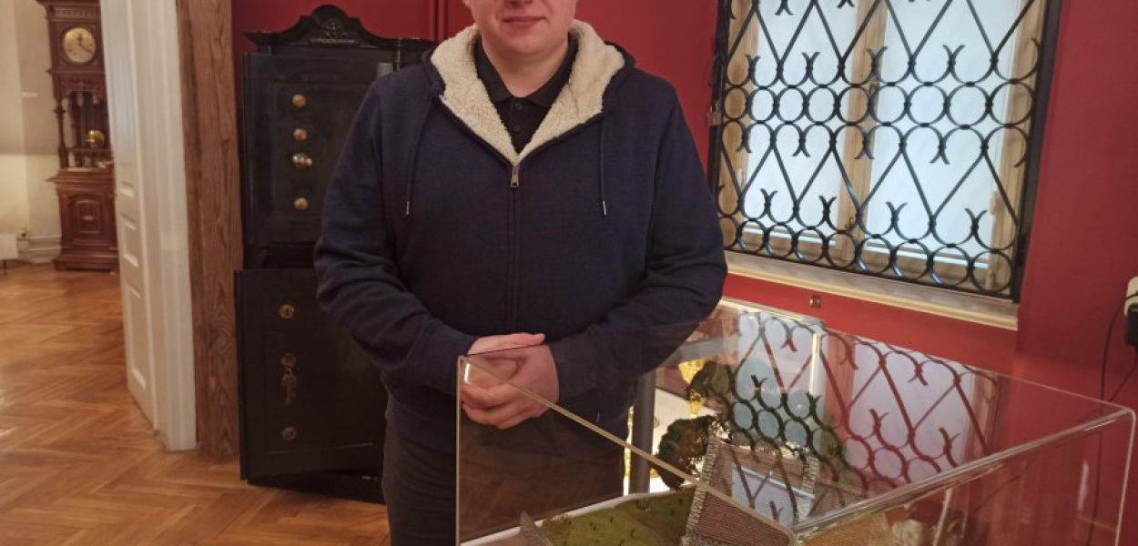 Kamil Bogusz, dyrektor Muzeum w Chrzanowie przy makiecie kościoła św. Mikołaja. Fot. NF