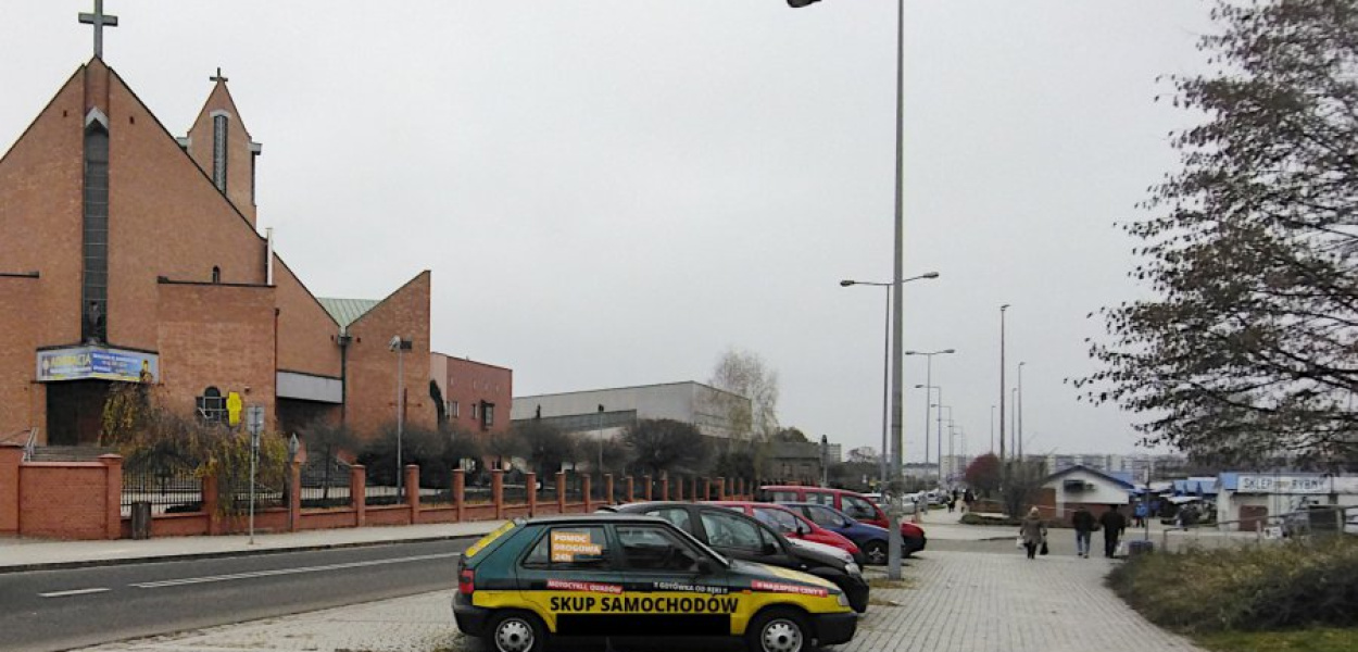 Jedno z aut reklamujących skup samochodów, pozostawionych na publicznych parkingach w Chrzanowie. Na zdjęciu ul. Kusocińskiego