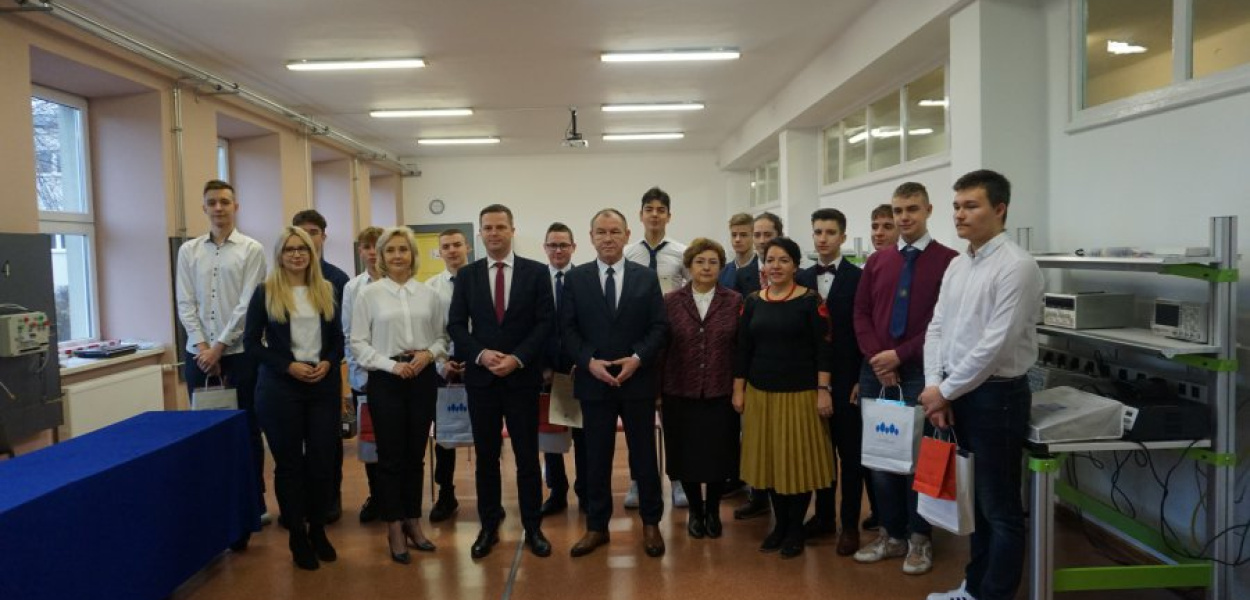 Nagrodzeni uczniowie wraz ze starostą chrzanowskim, wicestarostą, dyrektorkami szkół oraz nauczycielami. Fot. ZST &quot;Fablok&quot; w Chrzanowie