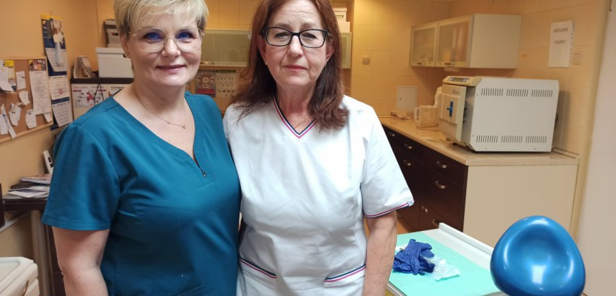 Stomatolog Anna Winczakiewicz-Bielecka (po prawej) z Wiolettą Pierzchałą, higienistką i asystentką. Razem prowadzą gabinet dentystyczny w chrzanowskim szpitalu. Fot. NF