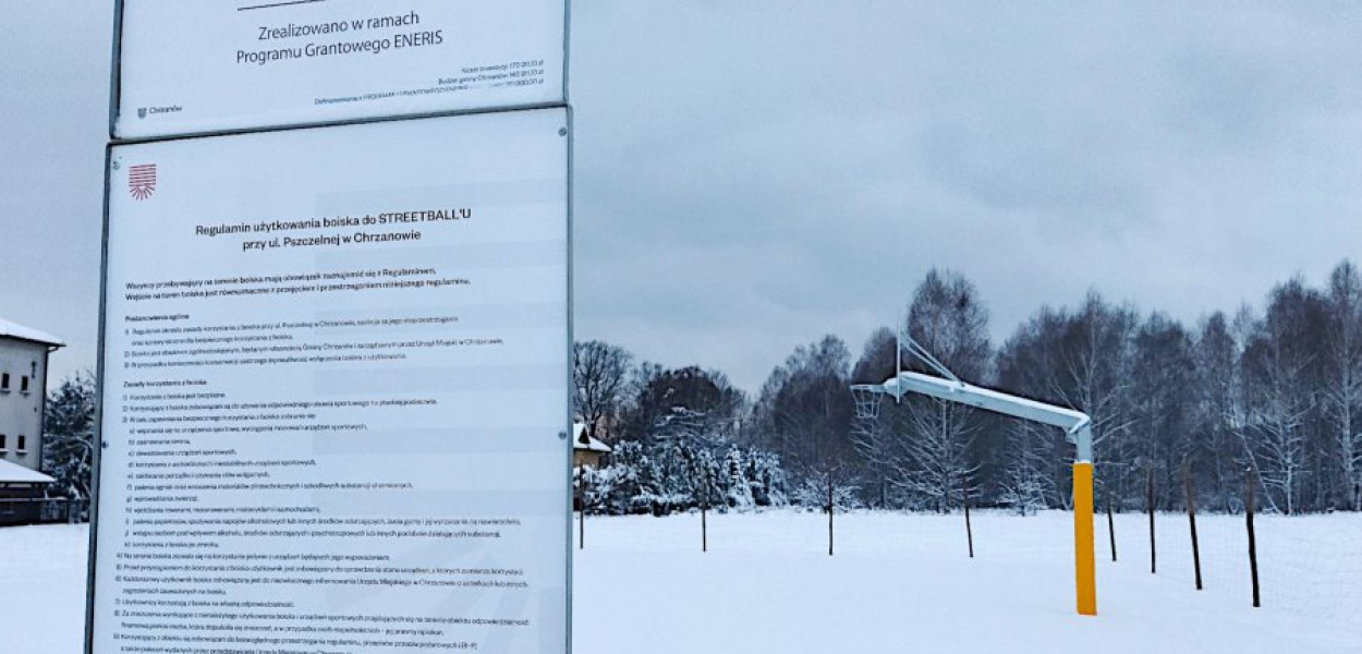 Nowe boisko na chrzanowskich Kątach na razie zniknęło pod śniegiem