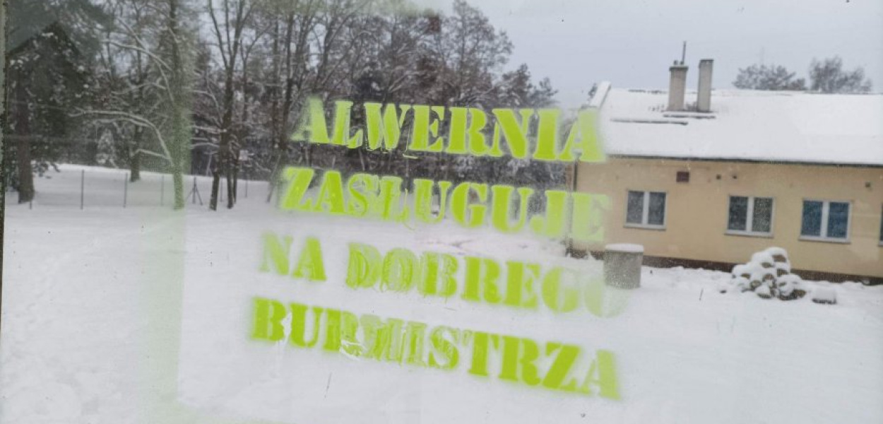 Napisy na przystanku przy Domu Ludowym w Okleśnej