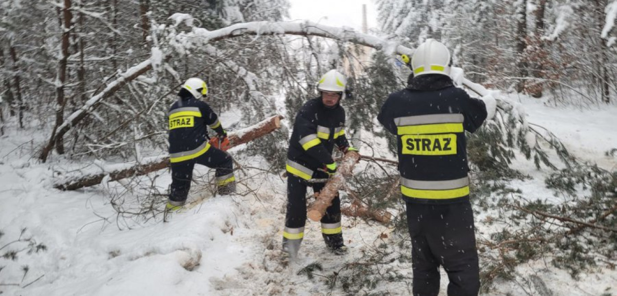 Strażacy OSP Chrzanów pomagają w usuwaniu problemów związanych z zalegającym śniegiem. FOT. OSP Chrzanów
