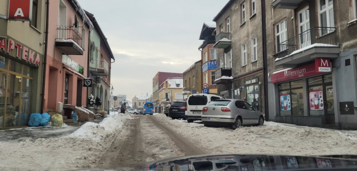 Ul. Narutowicza w Trzebini przy wjeździe do Rynku wygląda tak