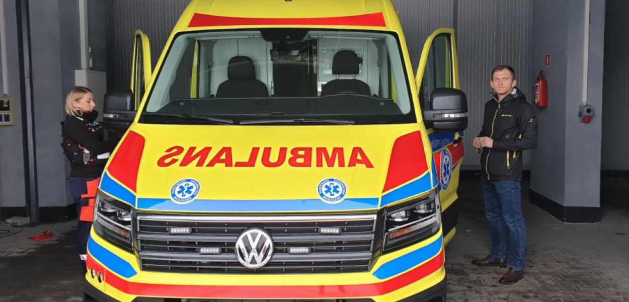 Pracownicy chrzanowskiego pogotowia przy nowym ambulansie
