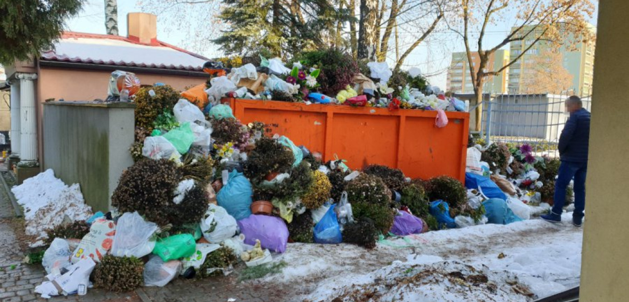 Przepełnione kontenery na cmentarzu parafialnym w Chrzanowie