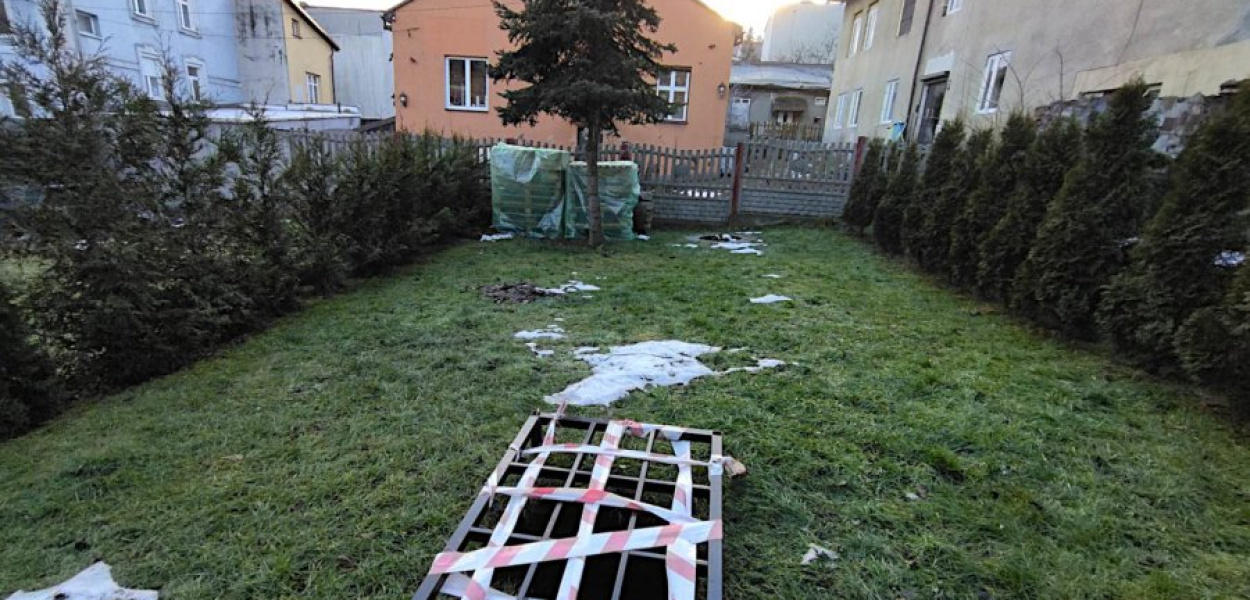 Dziura w ziemi obok kamienicy przy Świętokrzyskiej 18 w Chrzanowie