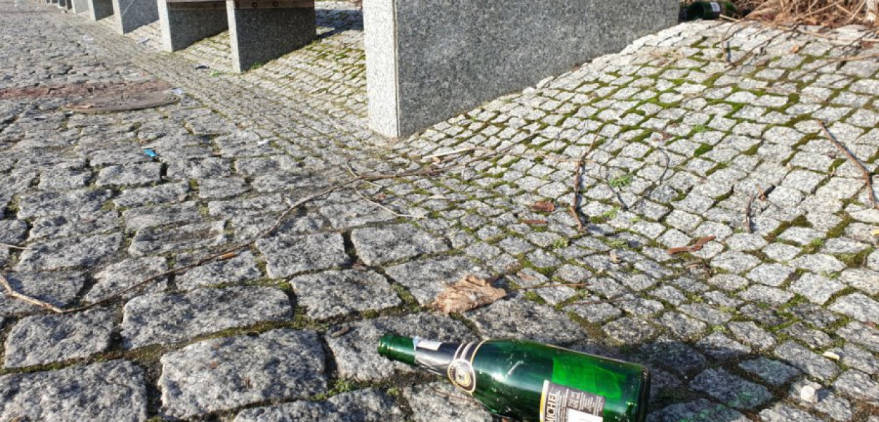 Na placu Tysiąclecia co kawałek można się było natknąć na puste butelki