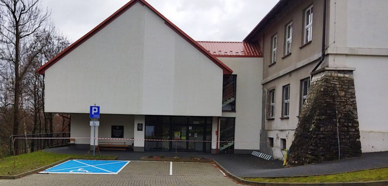 Wejście do SP w Grojcu zostało zabezpieczone taśmą ostrzegawczą