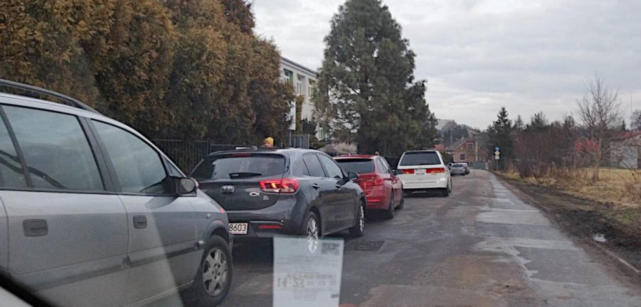 Dworska w Kościelcu biegnie w bezpośrednim sąsiedztwie SP nr 6