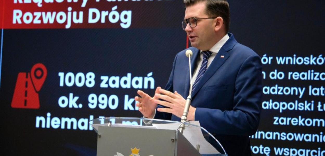 Wojewoda małopolski Łukasz Kmita zachęca samorządy do składania wniosków w dodatkowym naborze Funduszu Rozwoju Dróg. FOT. Małopolski Urząd Wojewódzki w Krakowie 