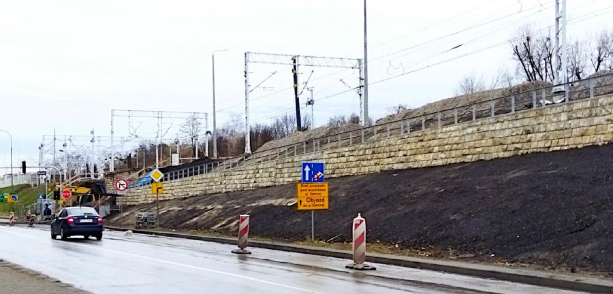 Mur oporowy przy ul. Podwale w Chrzanowie przypomina, że w miejscu dzisiejszej drogi był kirkut