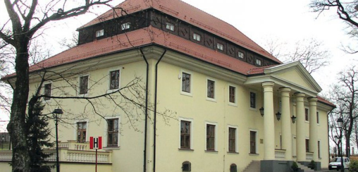 Odnowiony w l. 90 Dwór Zieleniewskich w Trzebini był instytucją z bardzo ambitną ofertą kulturalną. Z archiwum Przełomu 2008 r.