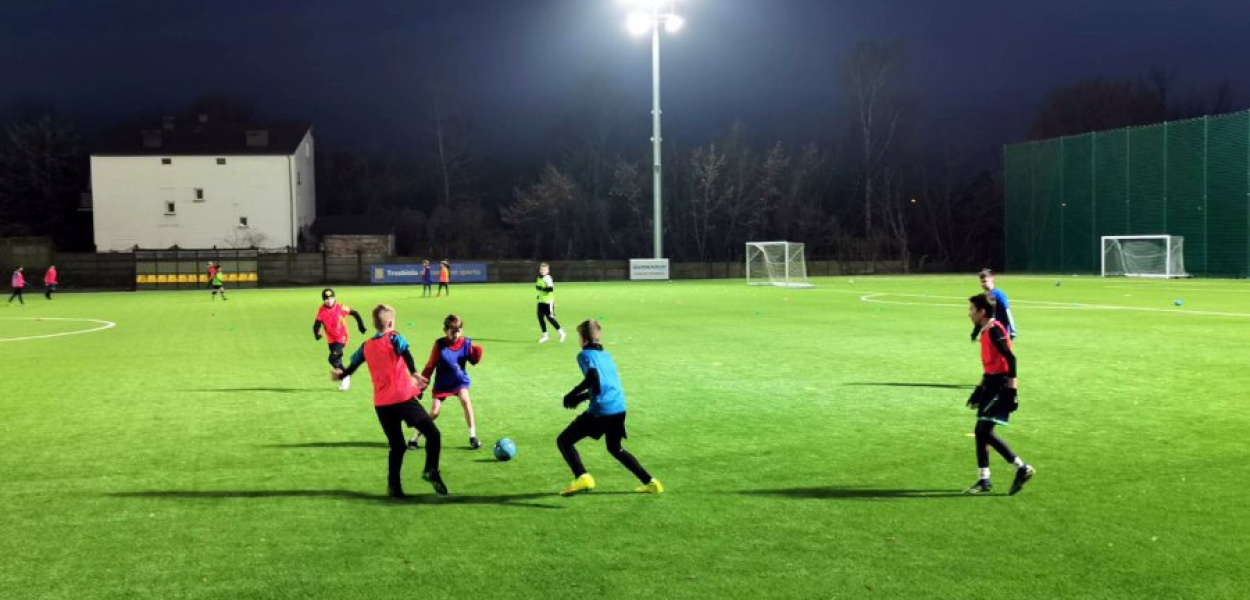 Poniedziałkowy trening młodych piłkarzy na boisku w Trzebini