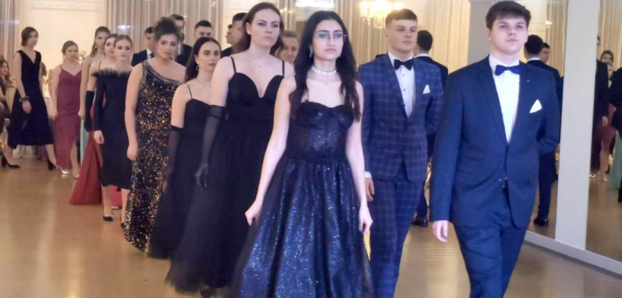 Uczniowie krzeszowickiego liceum bawili się na studniówce w Kasztelu Kajasówka. FOT. JK