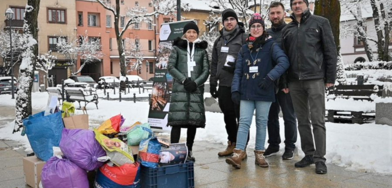 Organizatorzy zbiórki: Iwona Markowicz, Kamil Kłosowski, Danuta Sekuła i Benedykt Kurdziel. Na zdjęciu także radny powiatowy Grzegorz Małodobry. FOT. archiwum Stowarzyszenia Rzetelna Gmina Krzeszowice