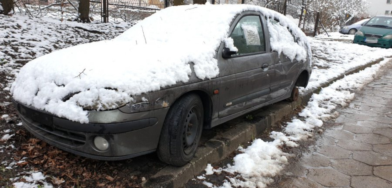 Wrak renault megane stojący na os. Północ w Chrzanowie